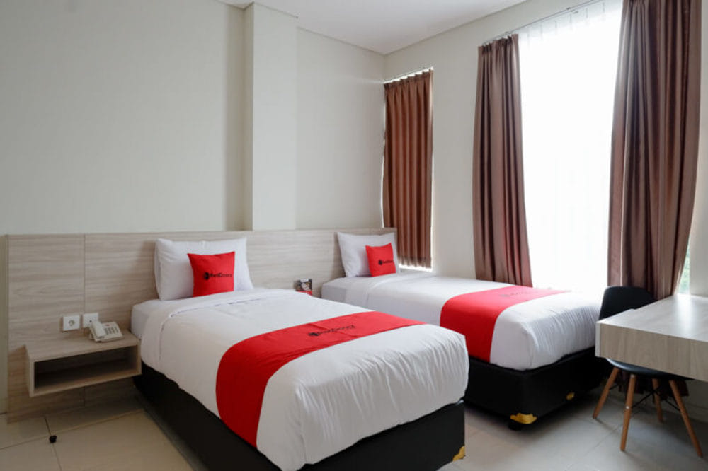 RedDoorz Deluxe Twin Room