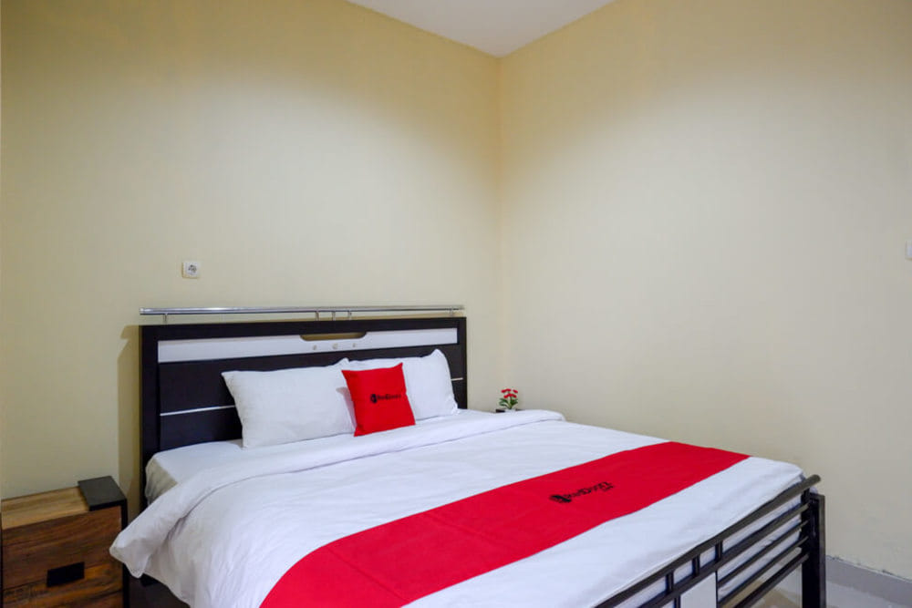 RedDoorz Deluxe Room