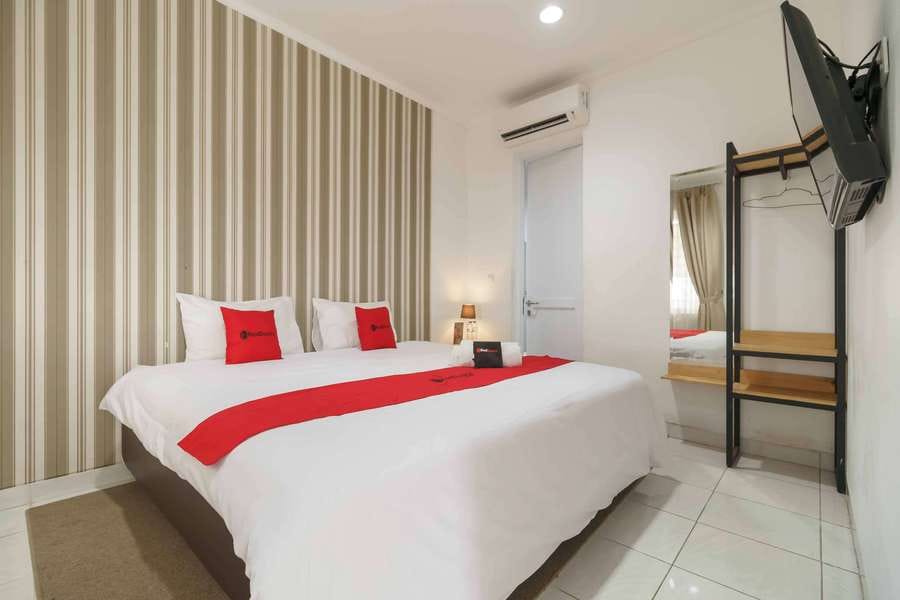 RedDoorz Plus near Exit Toll Puncak 2