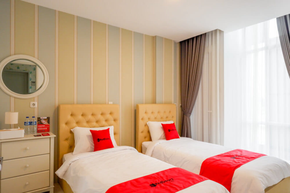 RedDoorz Twin Room with Window