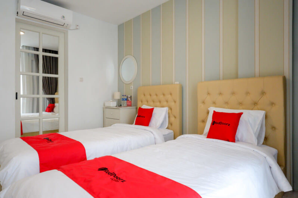 RedDoorz Twin Room