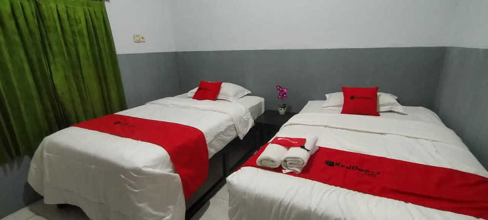 RedDoorz Twin Room