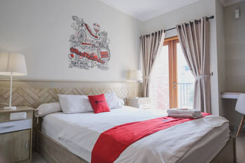 RedDoorz Premium near Ragunan Zoo 2
