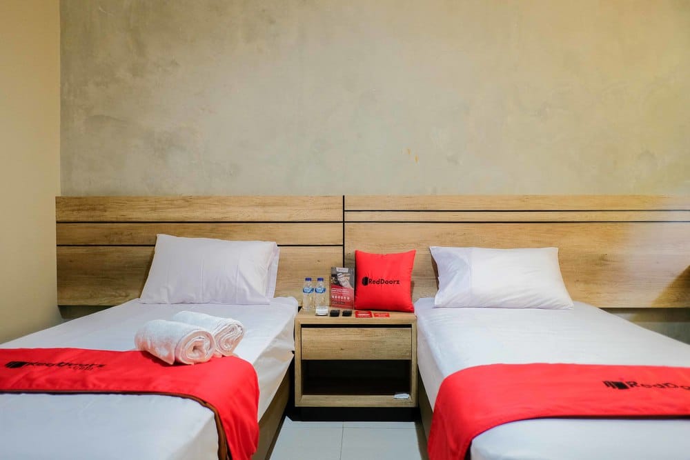 RedDoorz Twin Room