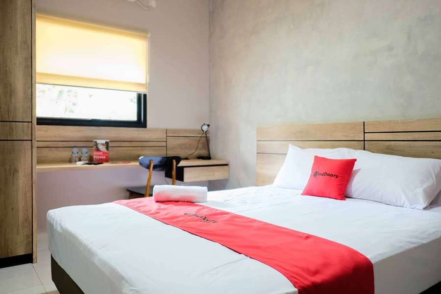 RedDoorz near Trans Studio Mall Cibubur 3