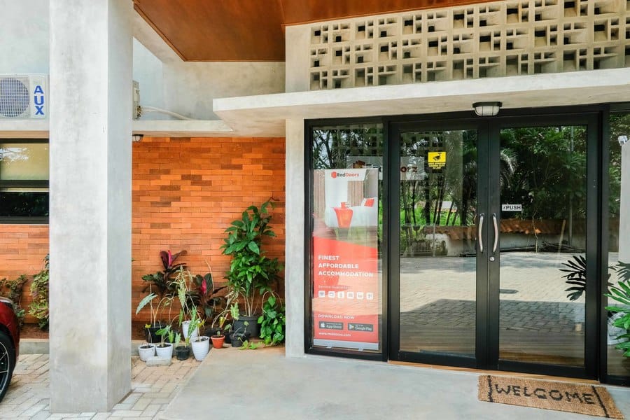 RedDoorz near Trans Studio Mall Cibubur 3