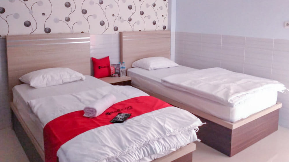 RedDoorz Twin Room