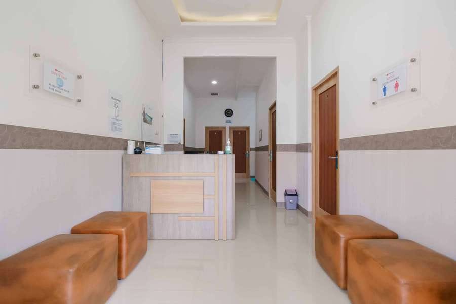 RedDoorz Syariah near Kota Cinema Mall Jatiasih