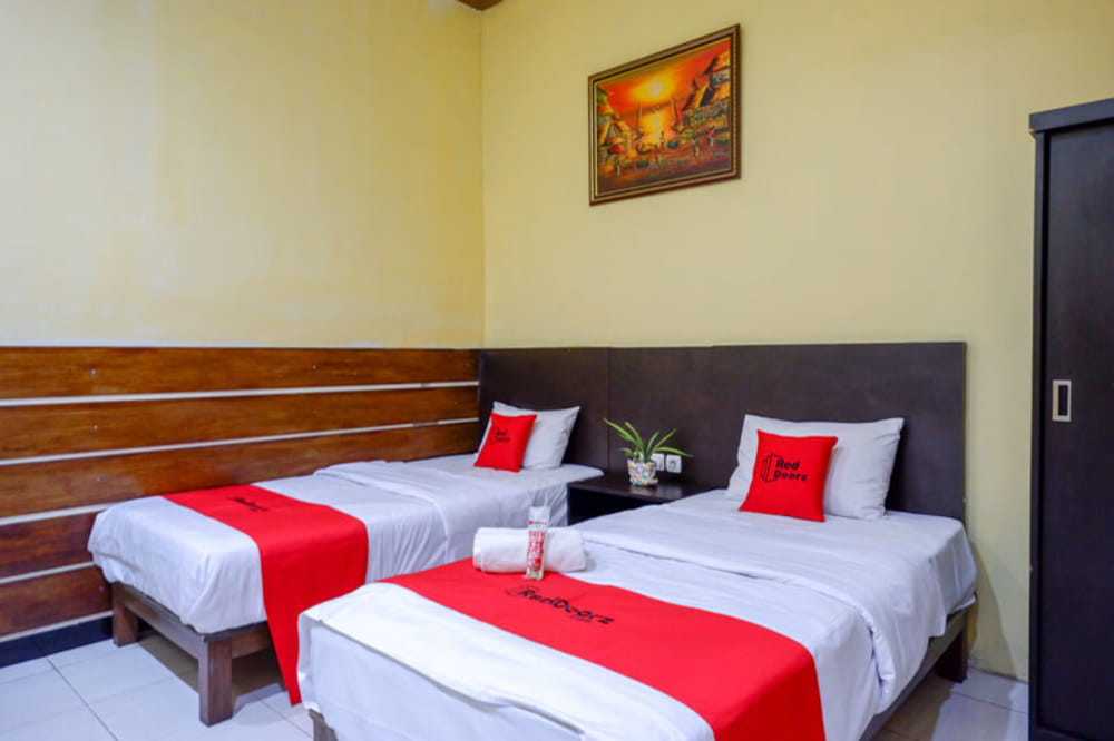 RedDoorz Twin Room