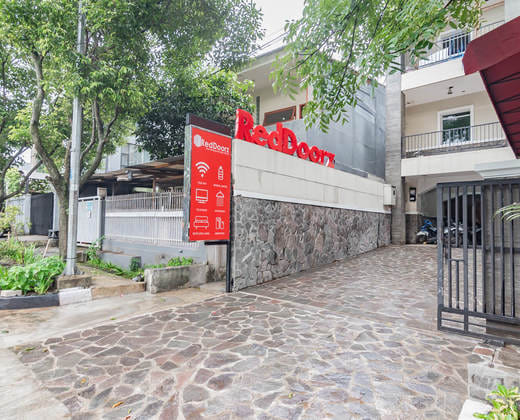 RedDoorz Plus @ Bagusrangin Street