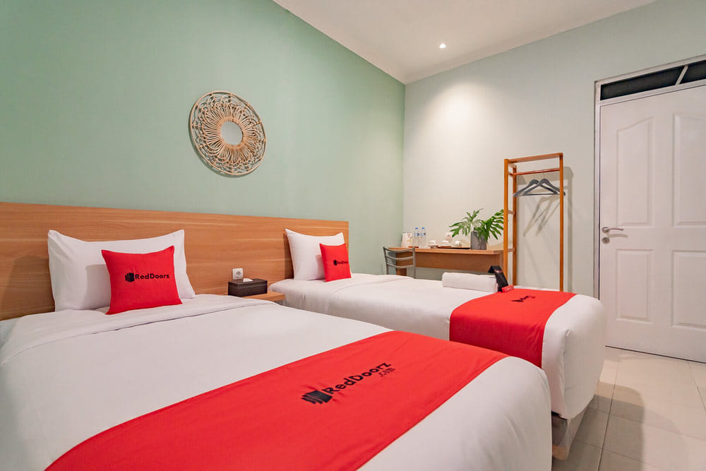 RedDoorz Deluxe Twin Room