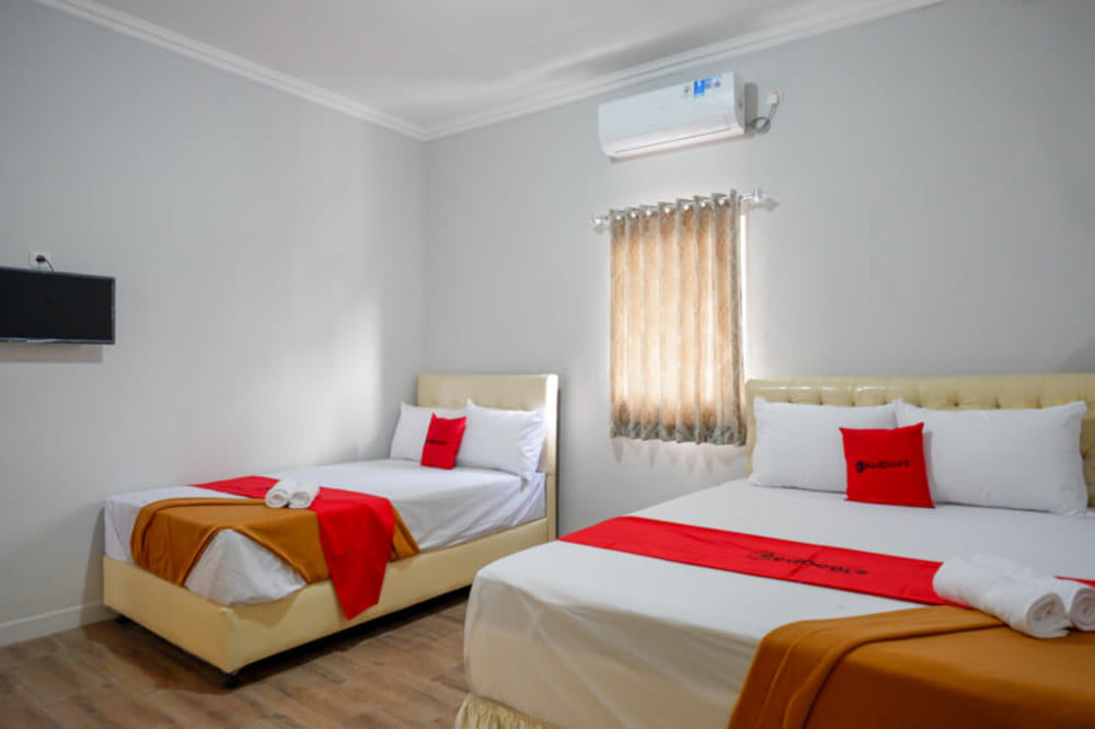 RedDoorz Family Room