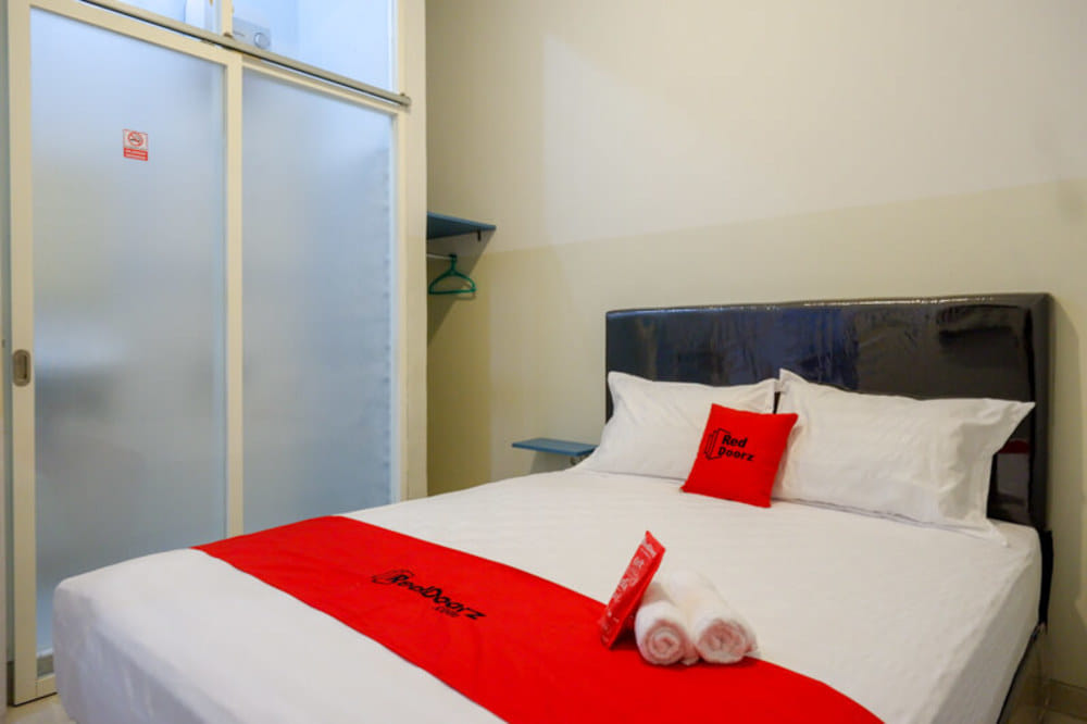 RedDoorz Deluxe Room