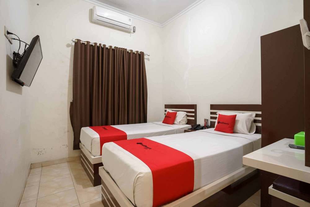 RedDoorz Twin Room