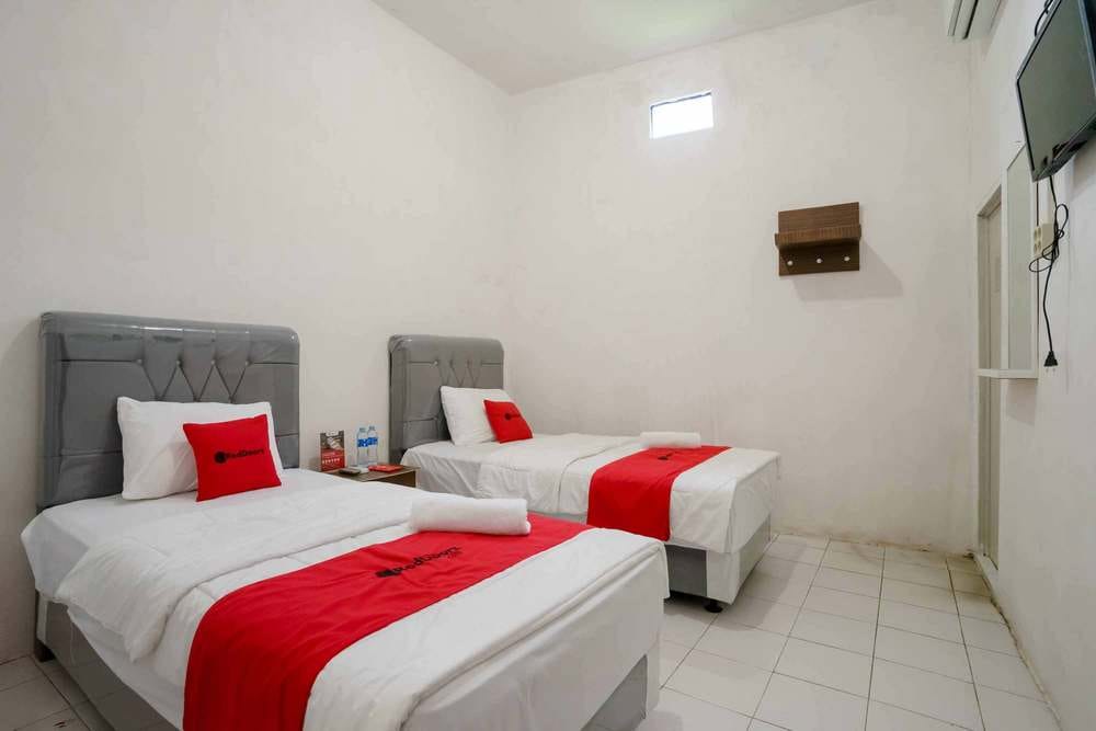 RedDoorz Twin Room