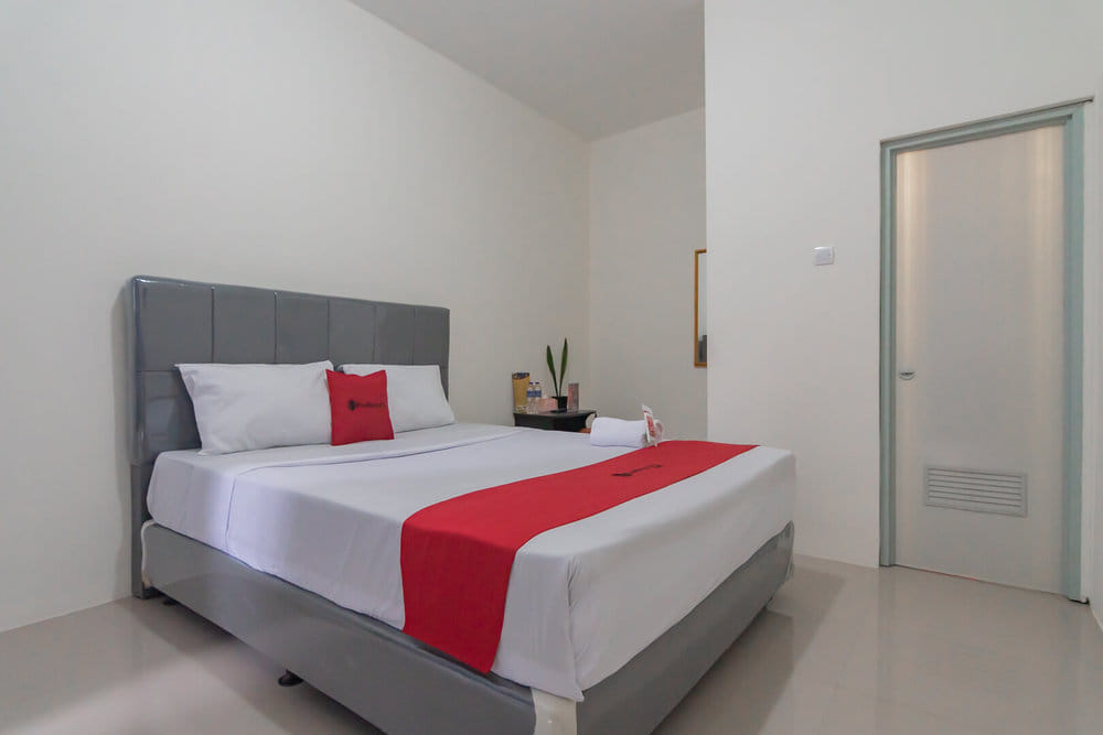RedDoorz Deluxe Room
