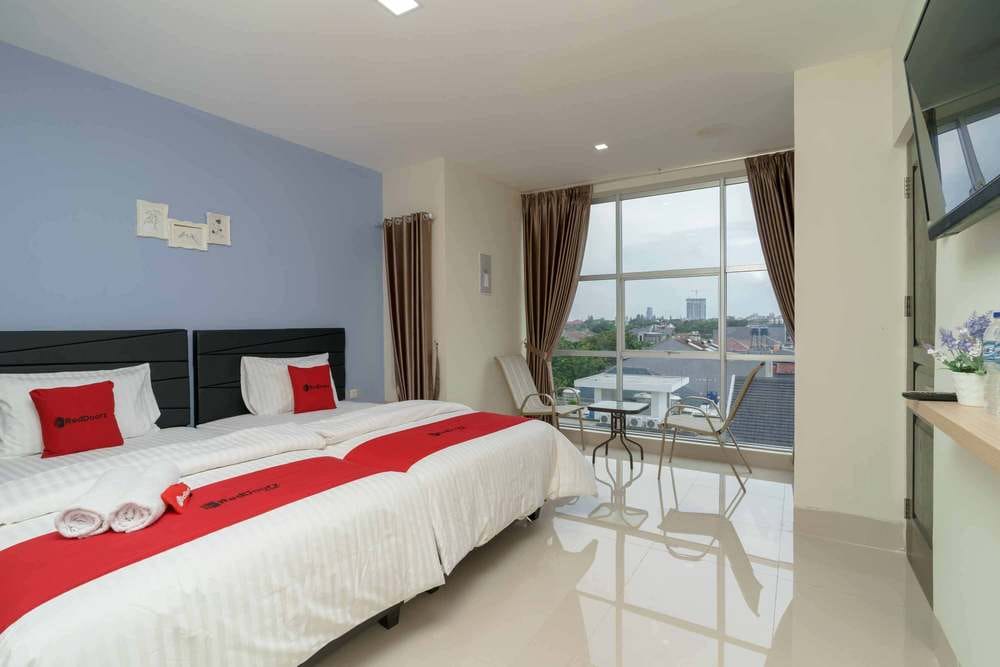 RedDoorz Deluxe Twin Room