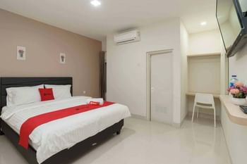 RedDoorz Plus near Eka Hospital BSD 5