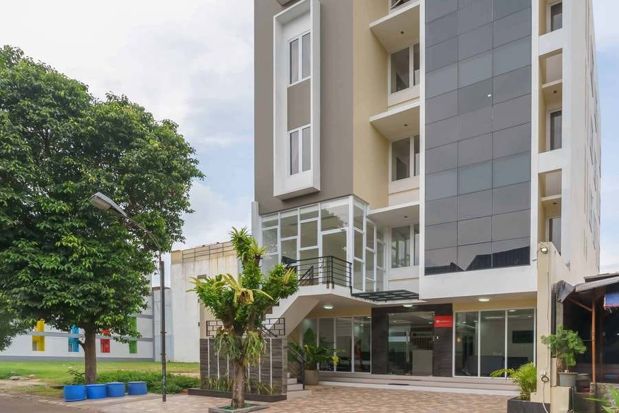 RedDoorz Plus near Eka Hospital BSD 5