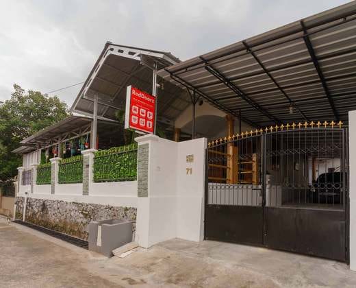 RedDoorz Syariah near Exit Toll Jatiwarna 2