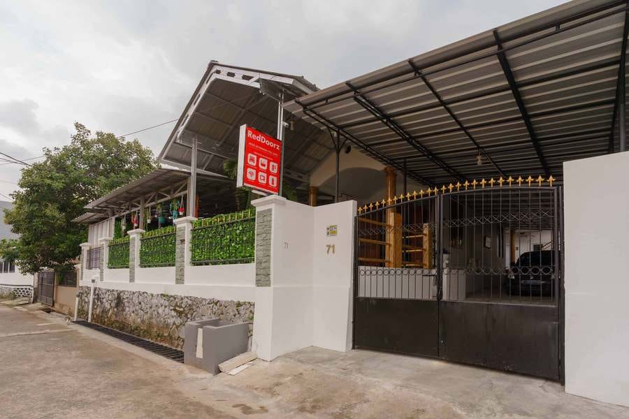 RedDoorz Syariah near Exit Toll Jatiwarna 2