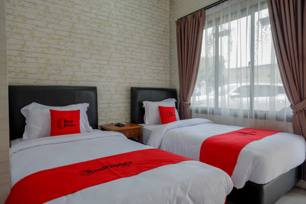 RedDoorz Twin Room
