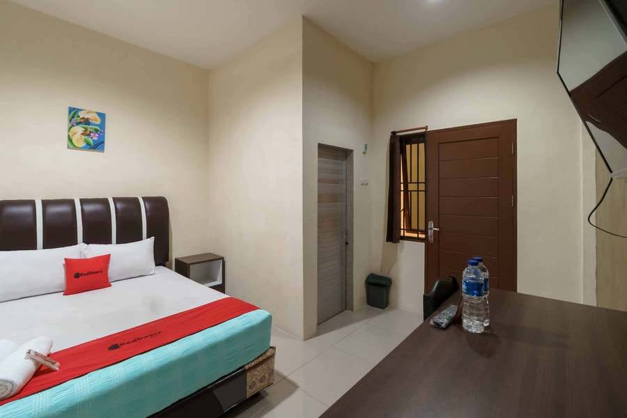 RedDoorz near RS Adam Malik Medan 2