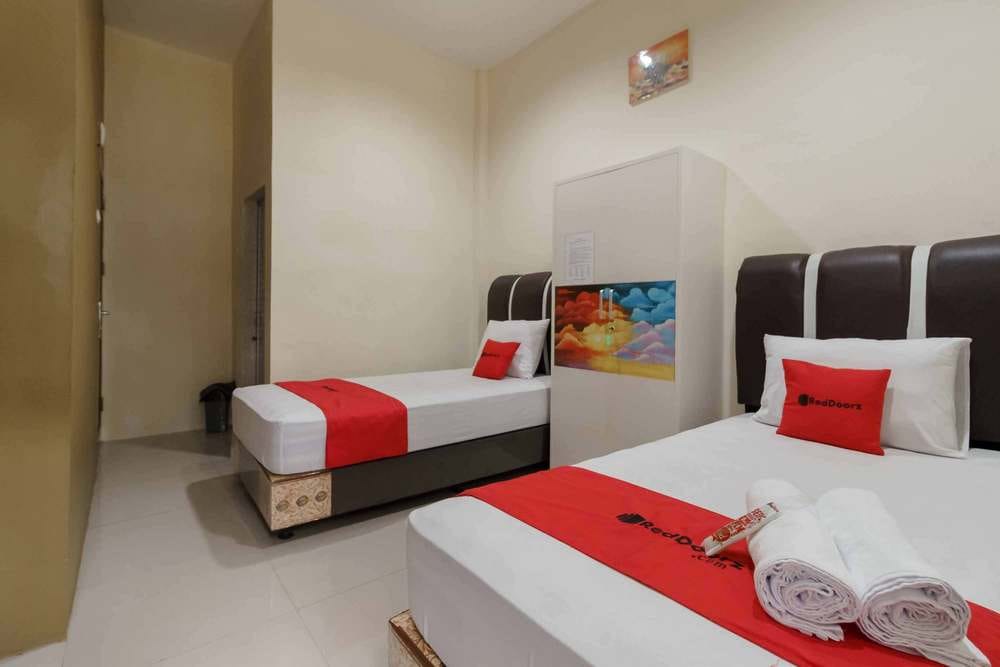 RedDoorz Twin Room