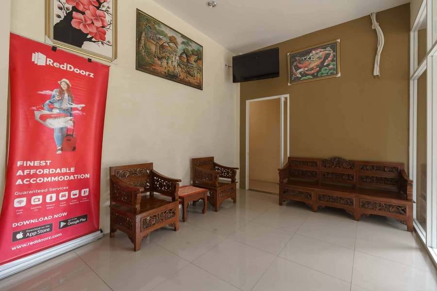 RedDoorz near RS Adam Malik Medan 2