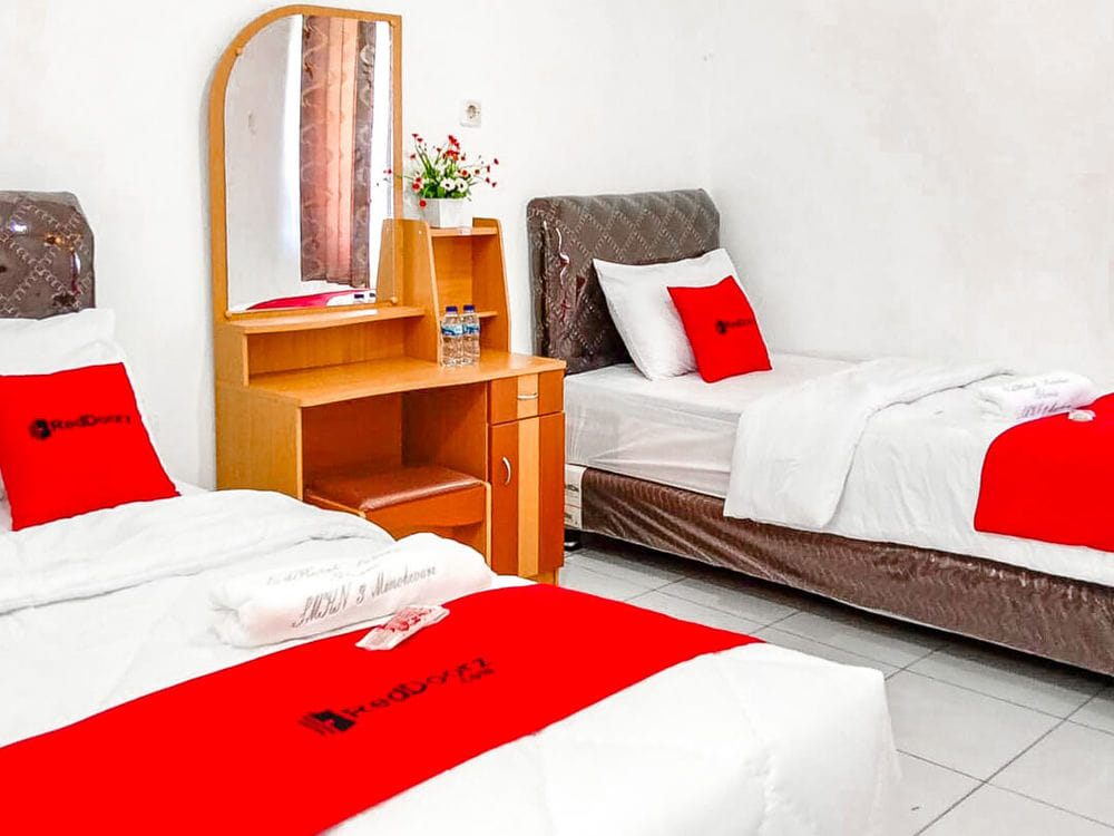 RedDoorz Twin Room