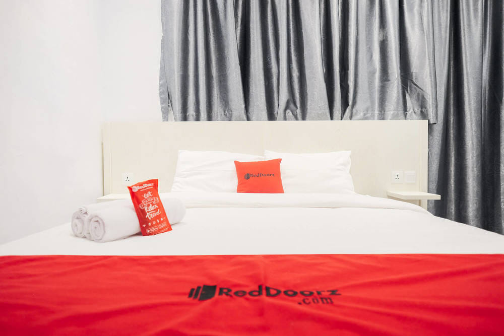 RedDoorz Deluxe Room