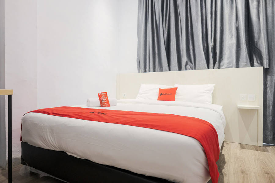 RedDoorz @ CBD Polonia Medan.