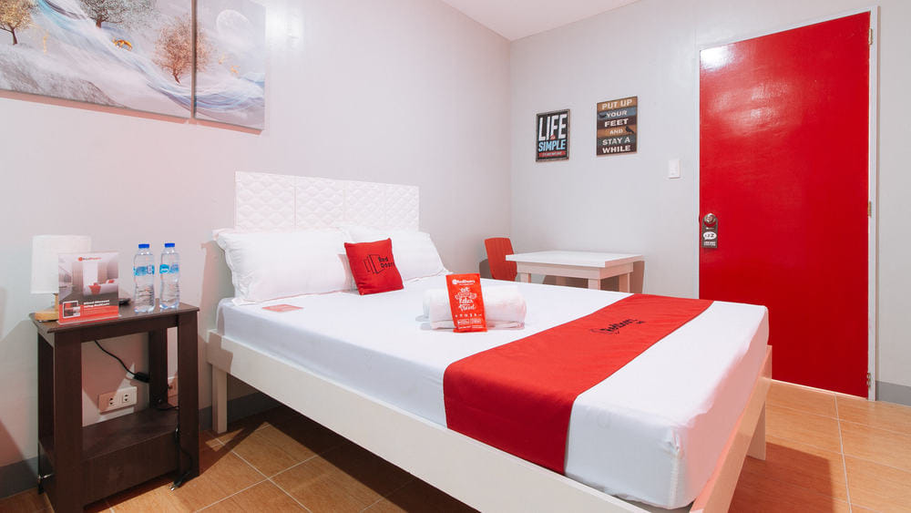 RedDoorz Deluxe Family Room