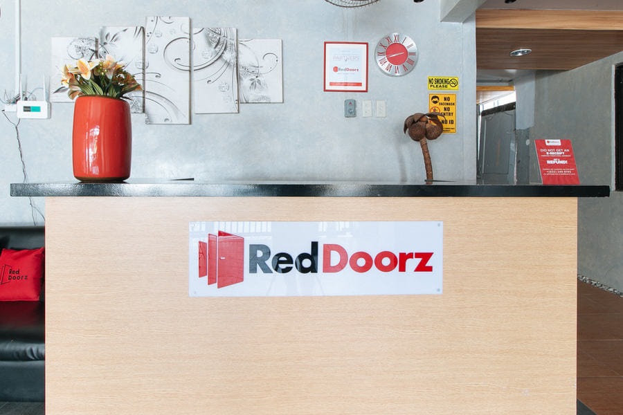RedDoorz Near Christ the King Medical Center