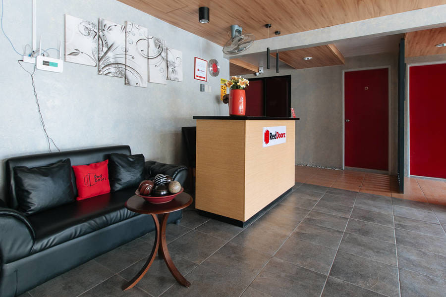 RedDoorz Near Christ the King Medical Center