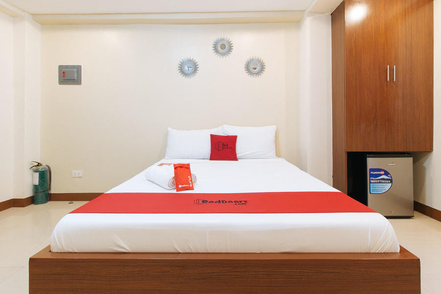 Reddoorz Plus near Uptown BGC Mall