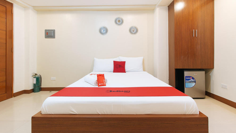 RedDoorz Deluxe Room
