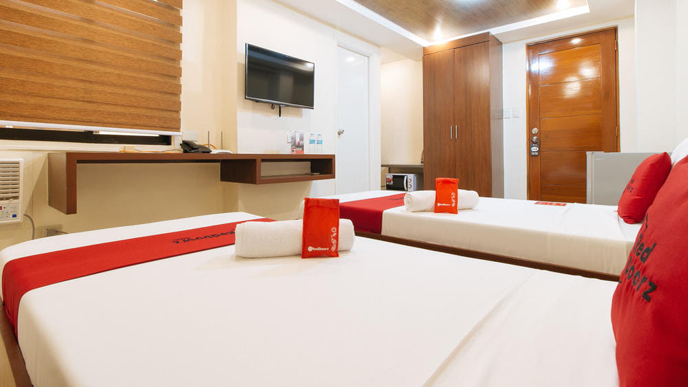 RedDoorz Deluxe Twin Room