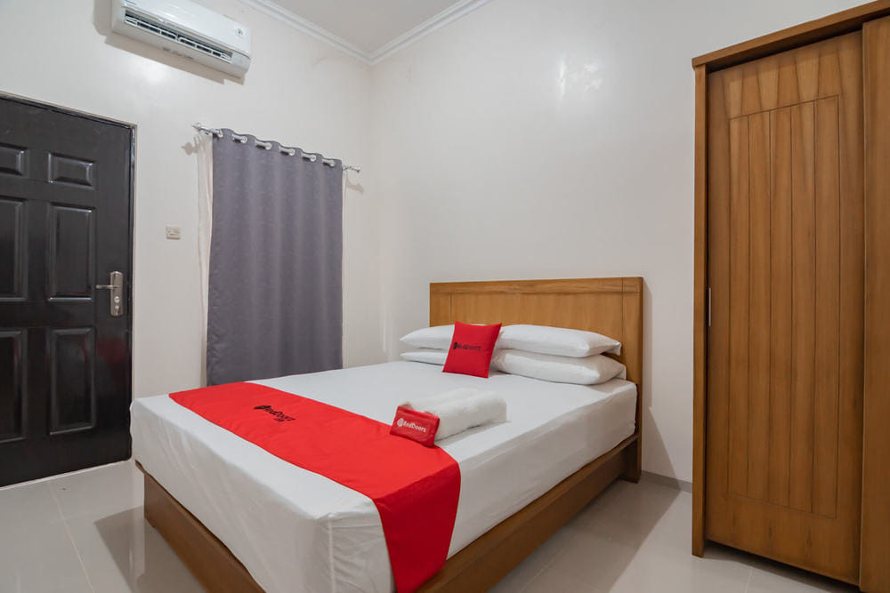 RedDoorz Deluxe Room