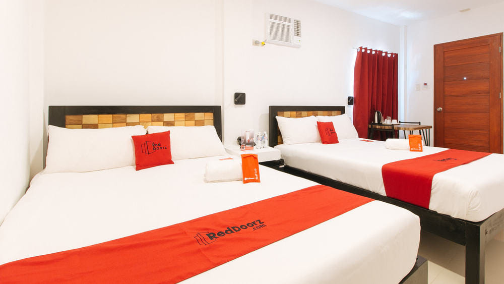 RedDoorz Deluxe Family Room