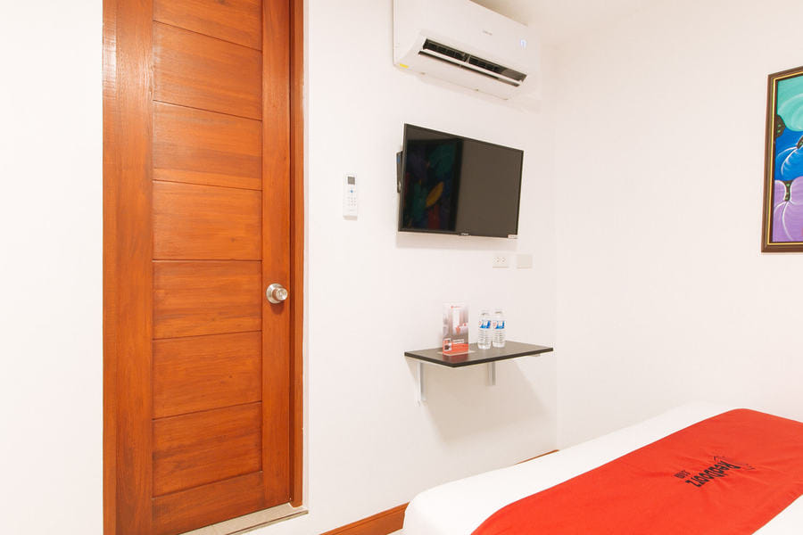 RedDoorz near Mercado del Lago