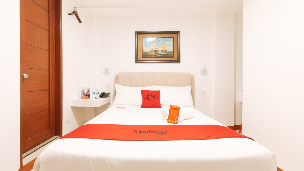 RedDoorz Superior Room