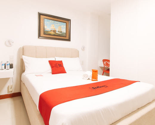 RedDoorz near Mercado del Lago