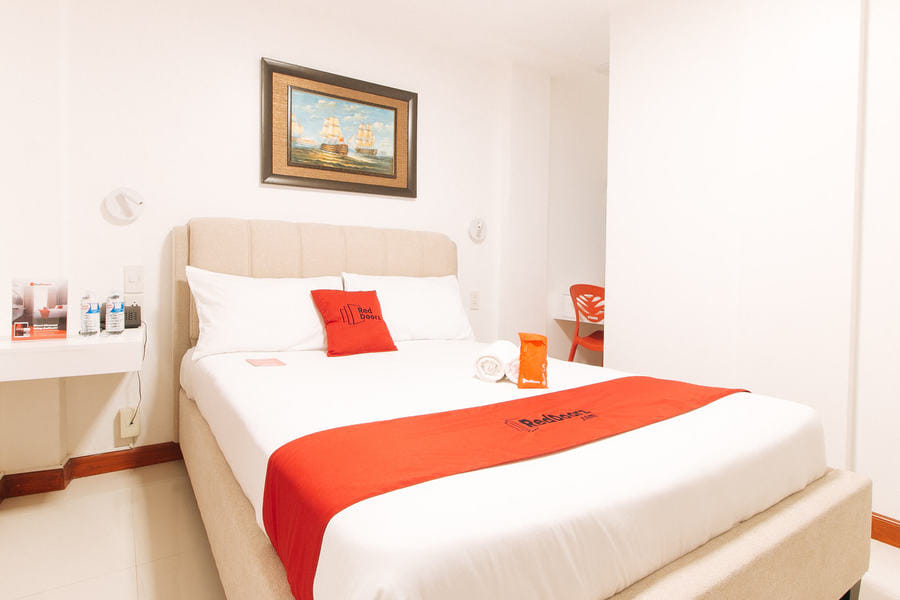 RedDoorz near Mercado del Lago