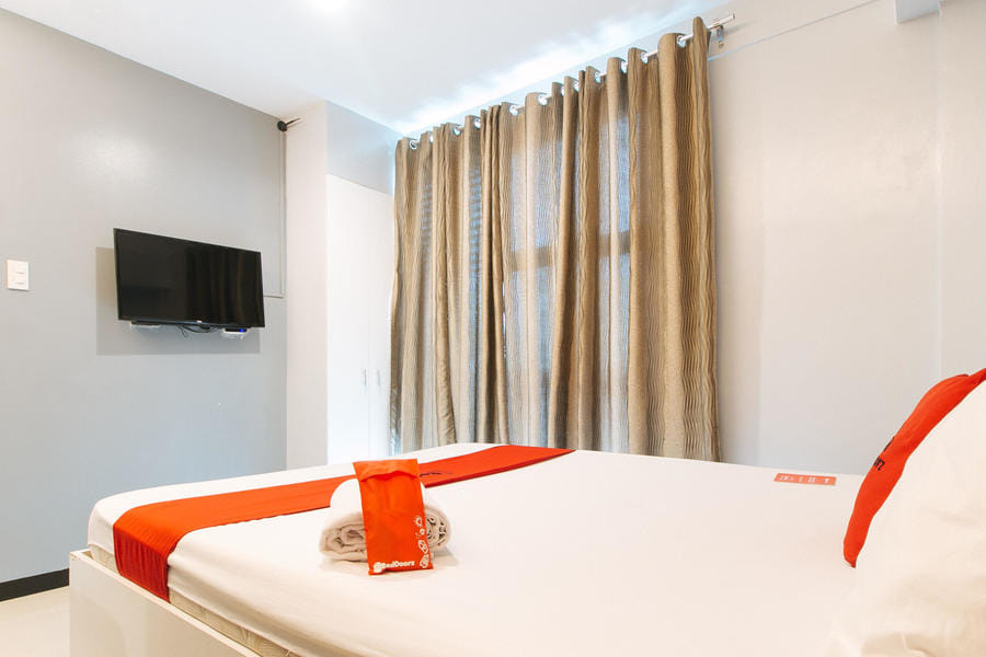 RedDoorz near Bambang Station