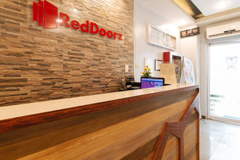 RedDoorz near Bambang Station