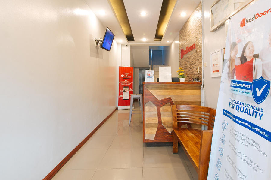 RedDoorz near Bambang Station