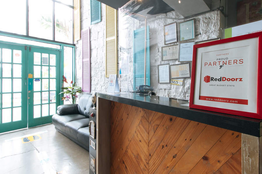 RedDoorz Plus @ BGC near St. Lukes