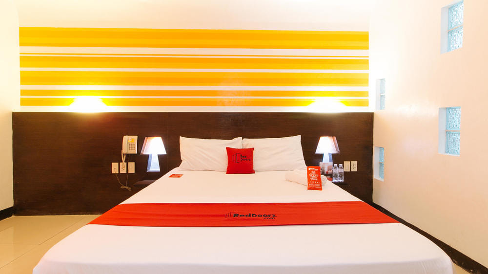 RedDoorz Superior Room