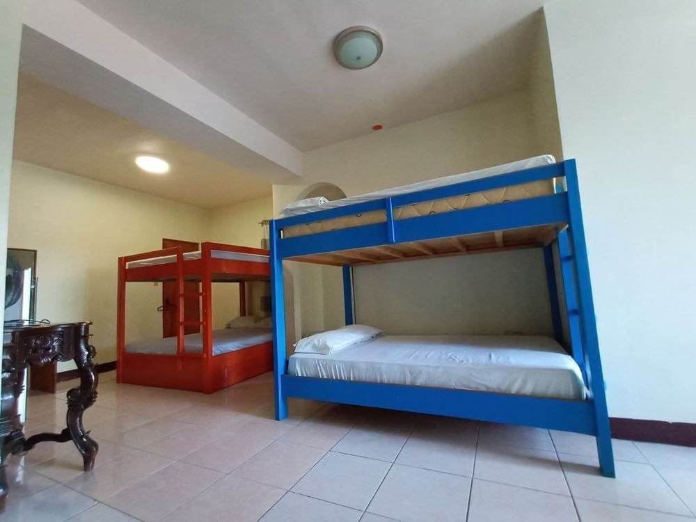 RedDoorz Twin Room